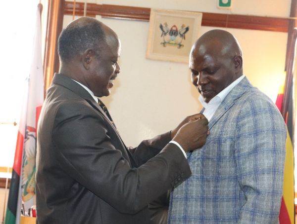 The Vice-Chairman Mount Kenya University Council, Dr. Vincent Gaitho receives a Makerere University badge from the Vice-Chancellor Prof. Barnabas Nawangwe on 14th March 2019 during a courtesy call. Dr. Gaitho also visited the Makerere University College of Health Sciences.